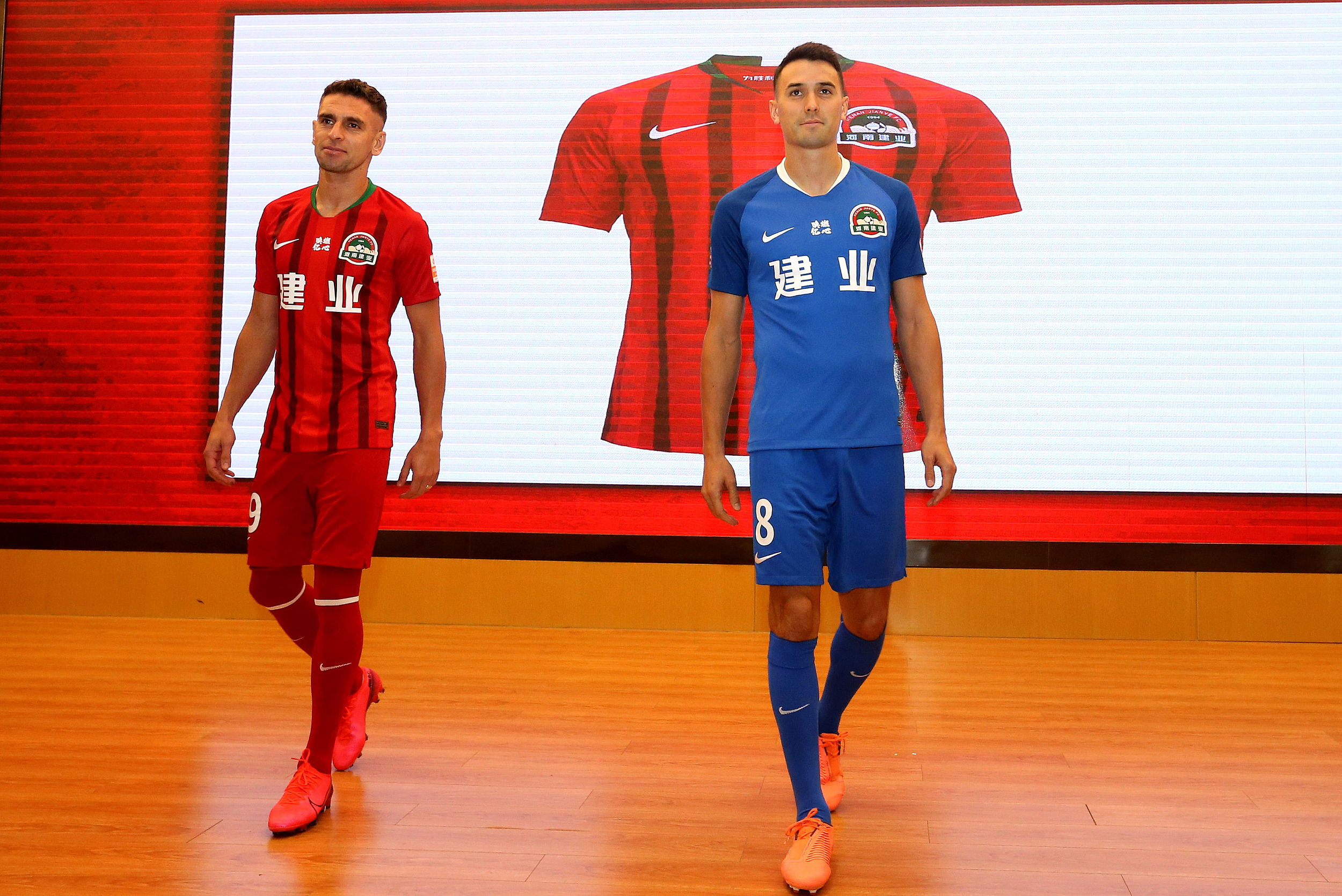 里程碑夜!马赛再遭质疑,中超关键时刻刷纪录,球迷炸锅,控场能力受关注 里程碑夜!马赛再遭质疑,中超关键时刻刷纪录,球迷炸锅,控场能力受关注