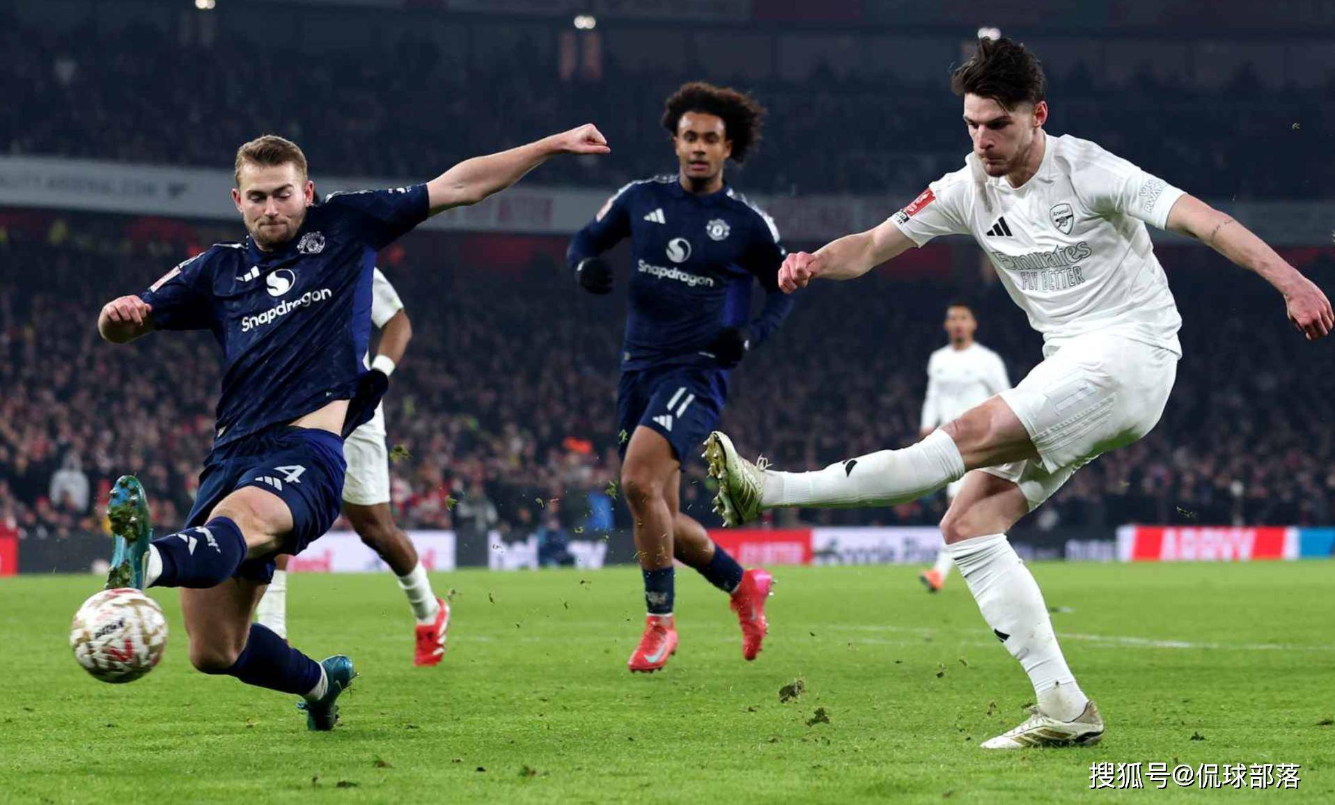 里程碑夜!马赛再遭质疑,中超关键时刻刷纪录,球迷炸锅,控场能力受关注 里程碑夜!马赛再遭质疑,中超关键时刻刷纪录,球迷炸锅,控场能力受关注